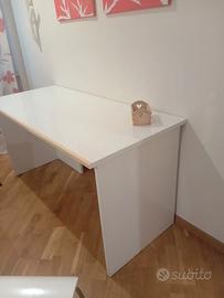 Scrivania bianca