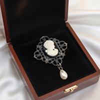 Spilla vintage con profilo di donna e pendente