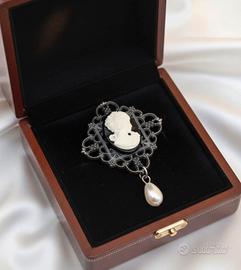 Spilla vintage con profilo di donna e pendente