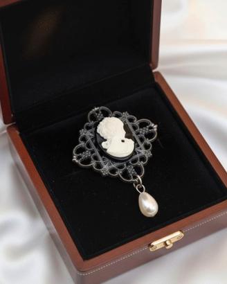 Spilla vintage con profilo di donna e pendente