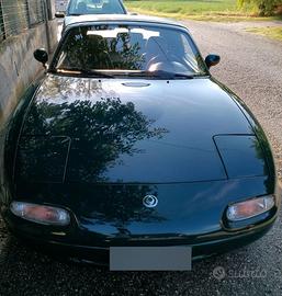 Mazda MX-5 verde inglese