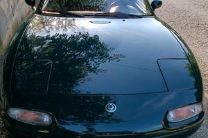 Mazda MX-5 verde inglese