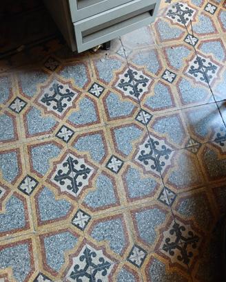 Pavimento antico in graniglia decorata Liberty – c