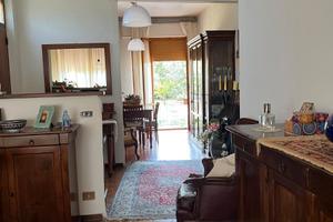 Villetta bifamiliare con giardino, garage e locali