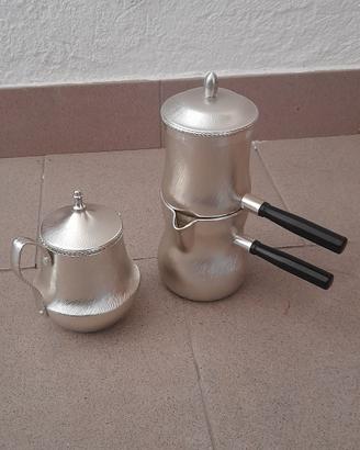 vecchia caffettiera napoletana con lattiera 