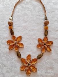 collana fiori color ocra e corda 