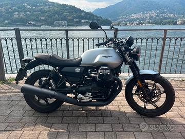 Moto Guzzi v7 stone