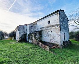 Tipica casa colonica in posizione tranquilla