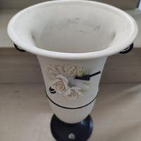 Vaso in porcellana con dettaglio frontale