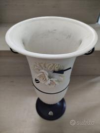 Vaso in porcellana con dettaglio frontale