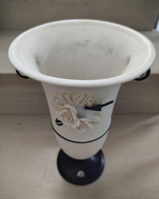 Vaso in porcellana con dettaglio frontale
