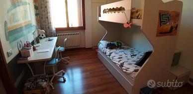 Cameretta bimbi con letto a castello e terzo letto