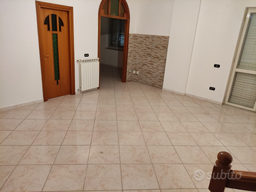 Appartamento con due posti auto e giardino