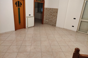 Appartamento con due posti auto e giardino