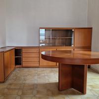 Mobili e tavolo in tanganica