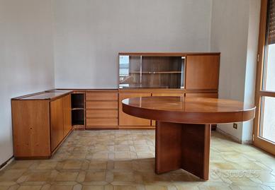 Mobili e tavolo in tanganica