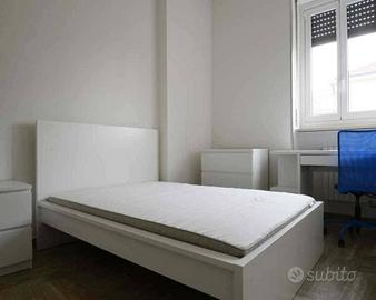 Stanza in appartamento di 120 m² a Milano