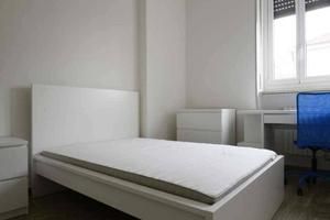 Stanza in appartamento di 120 m² a Milano
