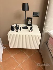 Coppia di comodini moderni colore beige