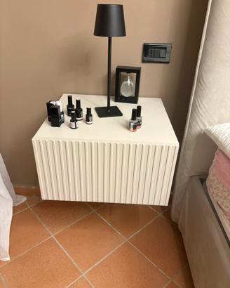 Coppia di comodini moderni colore beige