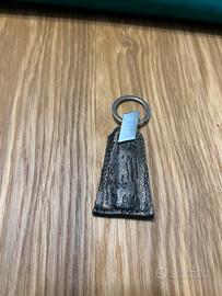 Produzuone artigianale porta chiavi in pelle