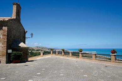 Negozio sulla via principale di Torre di Palme