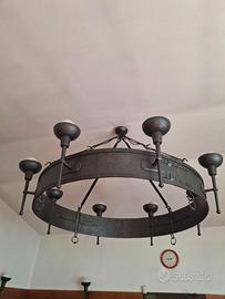 Lampadario castellano rustico storico con fiaccole