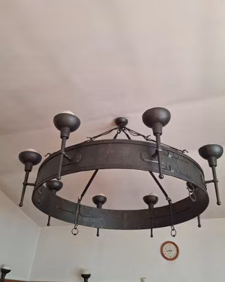 Lampadario castellano rustico storico con fiaccole