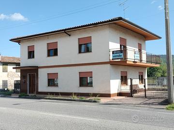 Casa accostata con rimessa e deposito