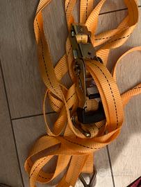 Cinghia blocca porte: cinghia a cricchetto
