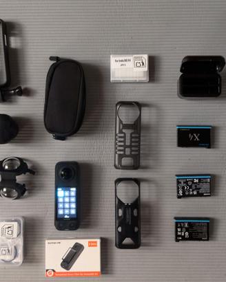 Insta360 X4  con 4 batterie e altro