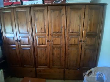Armadio grande in legno massello