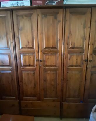 Armadio grande in legno massello