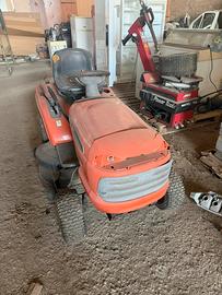 Trattorino Husqvarna con cesto e carrello