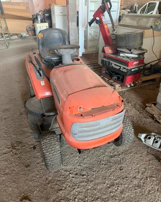 Trattorino Husqvarna con cesto e carrello