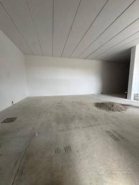 Immobile di 1200 m² con 5 locali a Orta di Atella