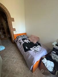 Cameretta con due letti singoli e armadio a ponte