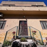 Villa singola con giardino e garage