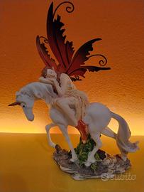  Fata con Unicorno in resina  20 cm circa
