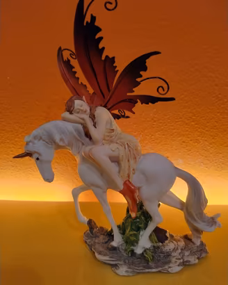  Fata con Unicorno in resina  20 cm circa