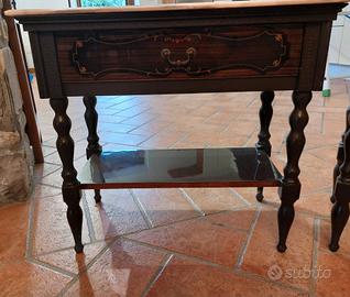 Eleganti tavolini con ripiano in marmo