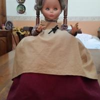 Bambola con sedia a dondolo