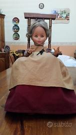 Bambola con sedia a dondolo