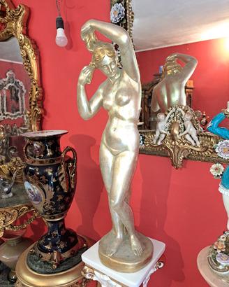 Statua di Venere in legno