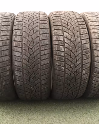 Gomme Goodyear ultragrip 235 50 19 inverno