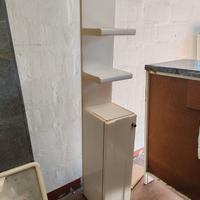 Mobiletto con mensole e anta