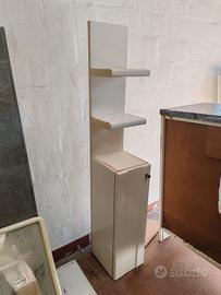 Mobiletto con mensole e anta