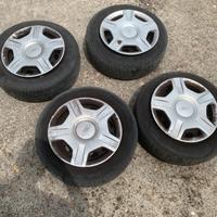 Cerchi in ferro da 14” con copricerchi Ford