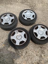 Cerchi in ferro da 14” con copricerchi Ford