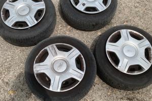 Cerchi in ferro da 14” con copricerchi Ford